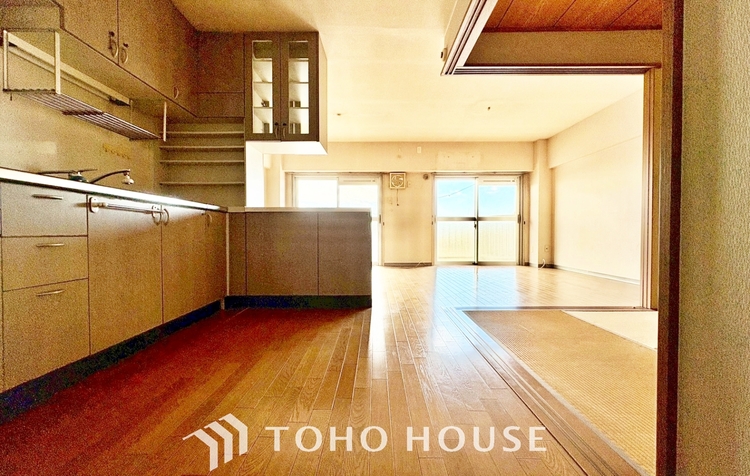 内装 ◆色彩◆この空間に放たれた光は華美なまでに演出されたデザイン。流れる時をより芳醇なコーヒーの様な色彩奏でるアダージョ。そして情景豊かな作品のような暮らしがイメージできる。