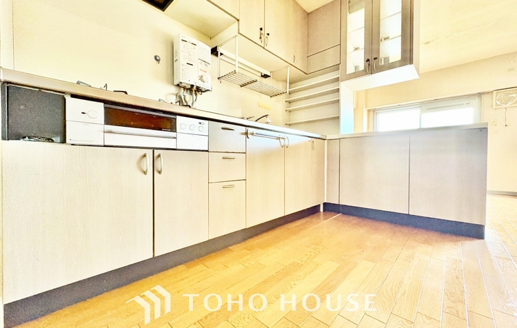 キッチン ◆窓を開けると◆冷涼な風、そよぐリビング。だんらんの場所はここから始まり、ここで終わる。家族の笑顔が集う素敵な場所だから、こだわり抜いた思いが詰まっているのだと思う。