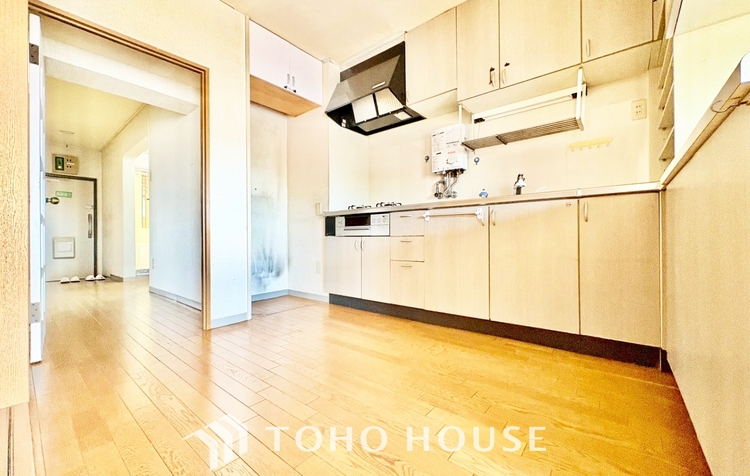 キッチン ◆サンサンと◆差し込む太陽の光がこのリビングに笑いをもたらす。ソファの上のクッションがポカポカした暖気にぬくぬくと微睡んでいる。