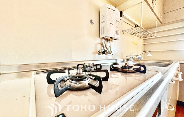 キッチン ◆陽溜まり◆の温もりを感じ、ふわりと寄り添う太陽の妖精たちが自然と僕達を微睡ませる。うとうとしたい訳ではないがそんな時間が嫌いじゃない自分がここにいる。