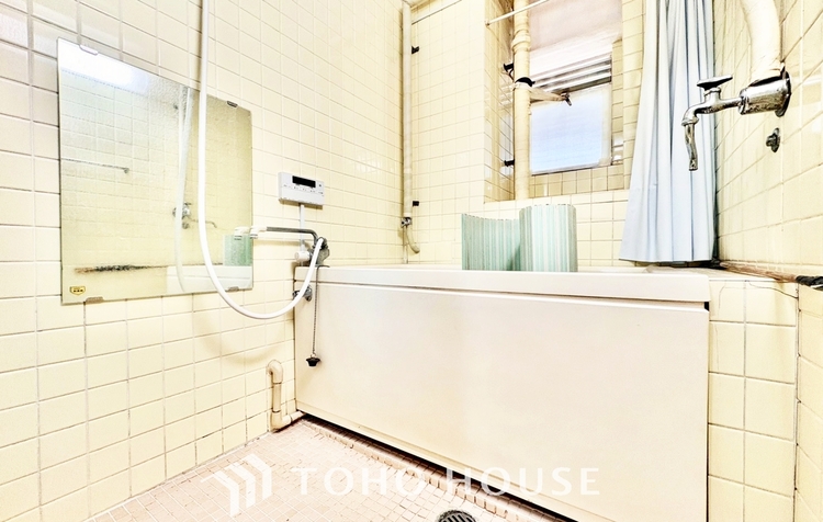 風呂 ◆窓を開けると◆冷涼な風、そよぐリビング。だんらんの場所はここから始まり、ここで終わる。家族の笑顔が集う素敵な場所だから、こだわり抜いた思いが詰まっているのだと思う。