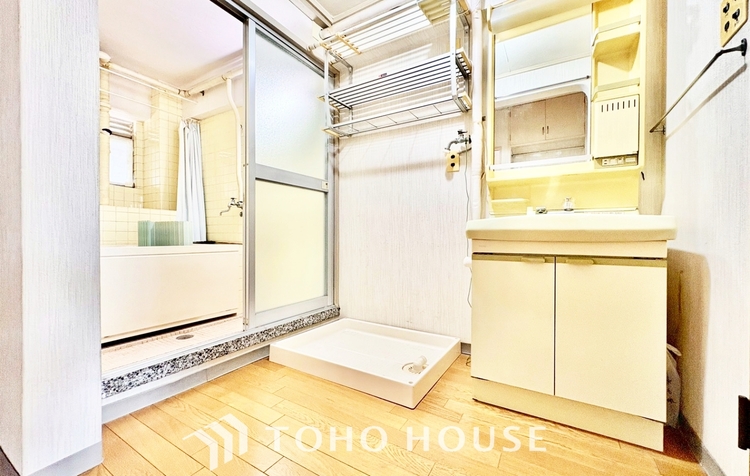 洗面 ◆今宵の食卓◆ダウンライトに反射するグラスを眺めながらワインを注ぐ。トクトクと心地いい音をさせながら、フランスの古城を思わせる薫りがたちこめ、とても幸せな時を過ごせる。