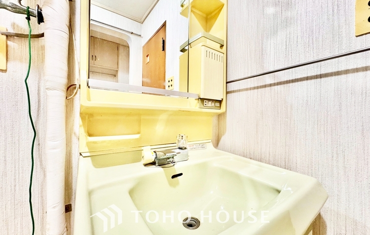 洗面 ◆ここに在る◆事も無げに美しく、伝えるには筆舌に尽くし難い。豪華絢爛や華美と言う事ではなく、住まう者にとって暮らし易く心地がいいと言う美しさがこの住まいには込められている。