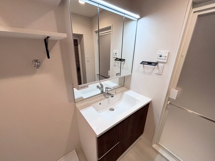 その他 清潔感を感じられる洗面化粧台。