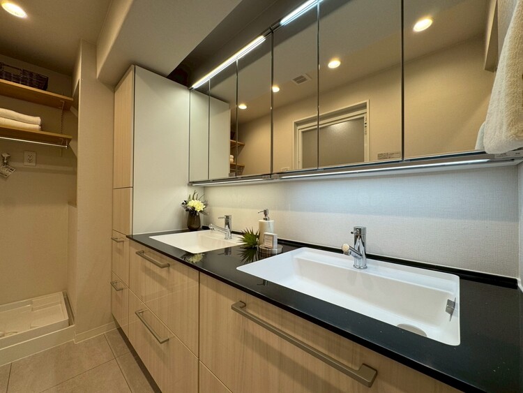 その他 清潔感を感じられる洗面化粧台。