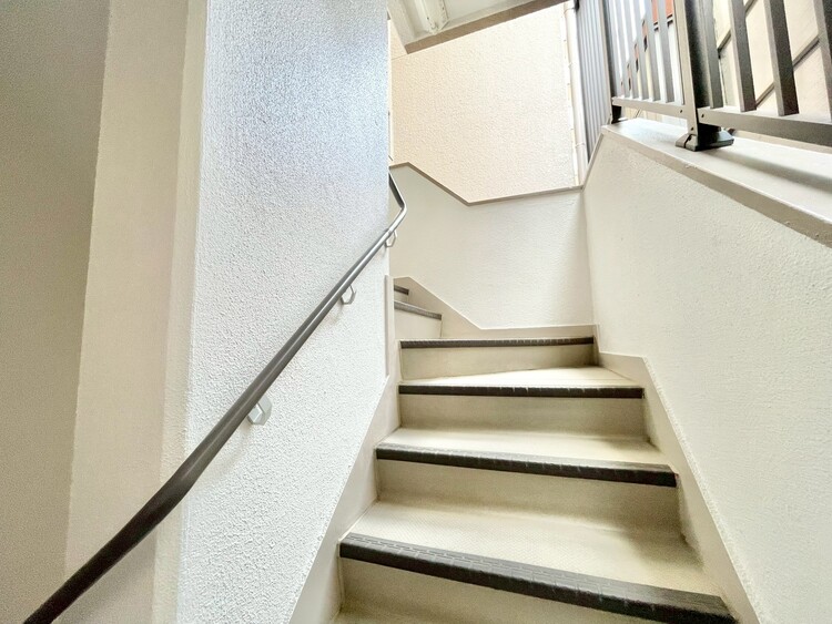 その他 共用部の階段です。明るく清潔に管理されています。