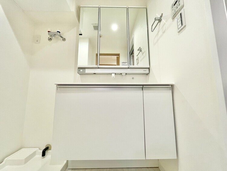 その他 清潔感を感じられる洗面化粧台。