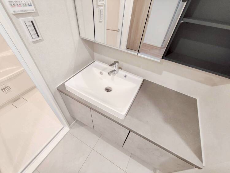 その他 清潔感を感じられる洗面化粧台。