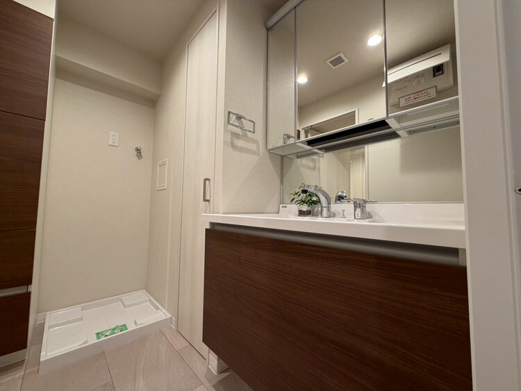 その他 清潔感を感じられる洗面化粧台。