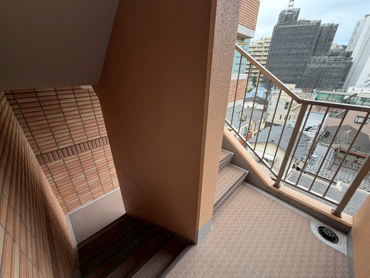 その他 共用部の階段です。明るく清潔に管理されています。