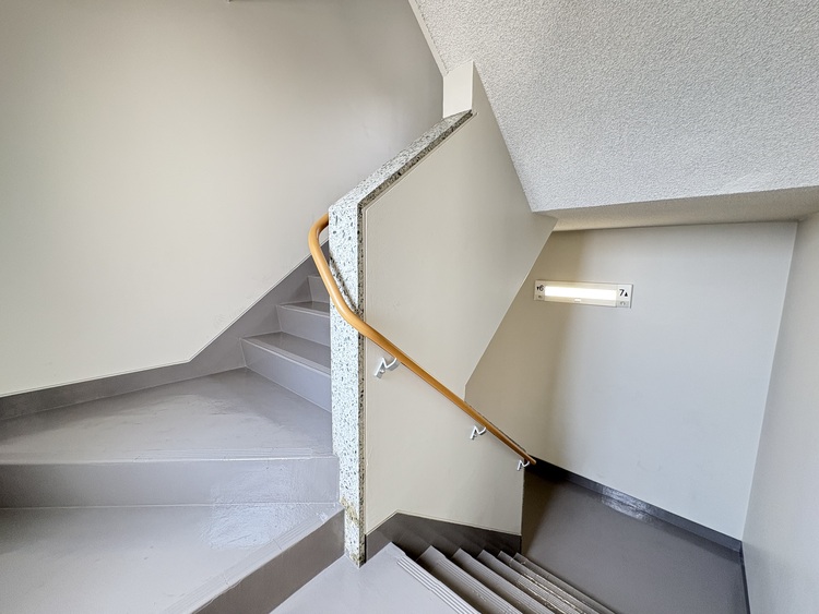 その他 共用部の階段です。明るく清潔に管理されています。