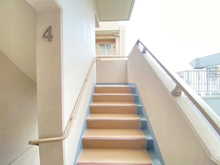 その他 共用部の階段です。明るく清潔に管理されています。