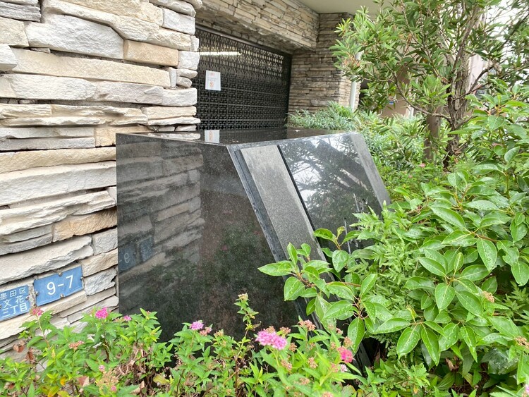 その他 スタイリッシュなエンブレム。お洒落なマンションは入り口から。