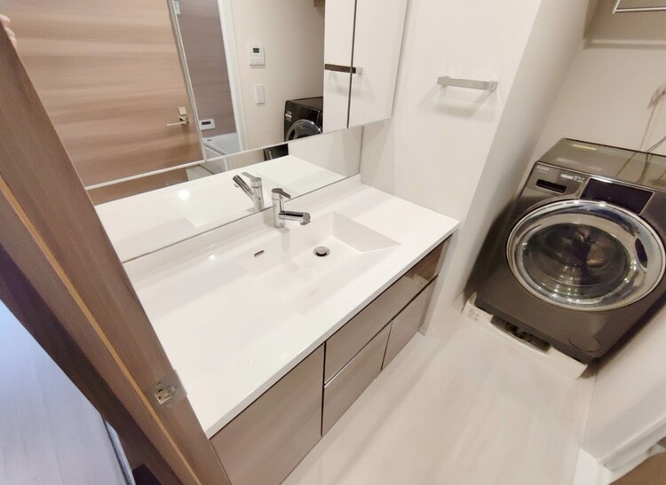 その他 清潔感を感じられる洗面化粧台。