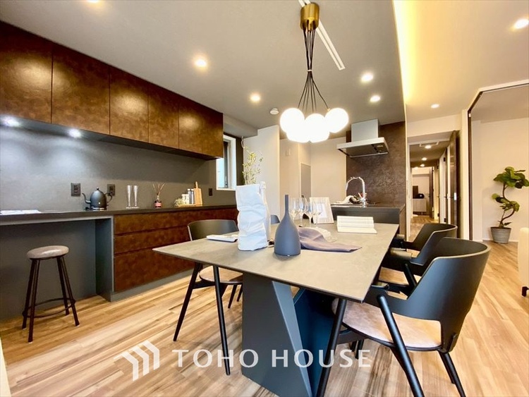 内装 【LIVING】◆陽光◆が差し込む。この開放的なLDKに家族の笑顔が集う。家族が一緒に過ごす空間は明るく、そして居心地よく。