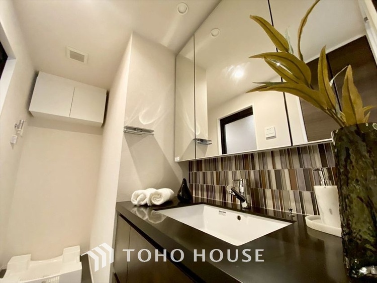 洗面 【WASHROOM】◆快適◆煌びやかな暮らしの中にも忘れたくない快適さ。大きな収納が助けてくれます。