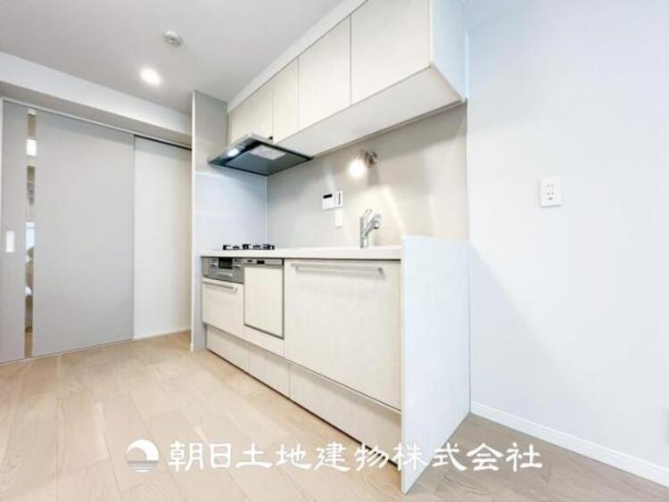 キッチン 【キッチン】日々の生活における家事の動線やリビングとの往来のしやすさに配慮し、お食事の準備や後片付けなどの家事を少しでも楽にするキッチンスペースを目指しました。毎日使う場所だからこそ。ストレスなく使えて、居心地が良くないといけないと思います。