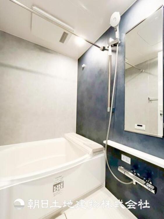 風呂 【浴室】1日の疲れを癒すバスタイム。心地よいリラックスを叶える独立した美しい空間です。心からゆったりと寛いでいただけるよう、ゆとりのスペースを確保しています。