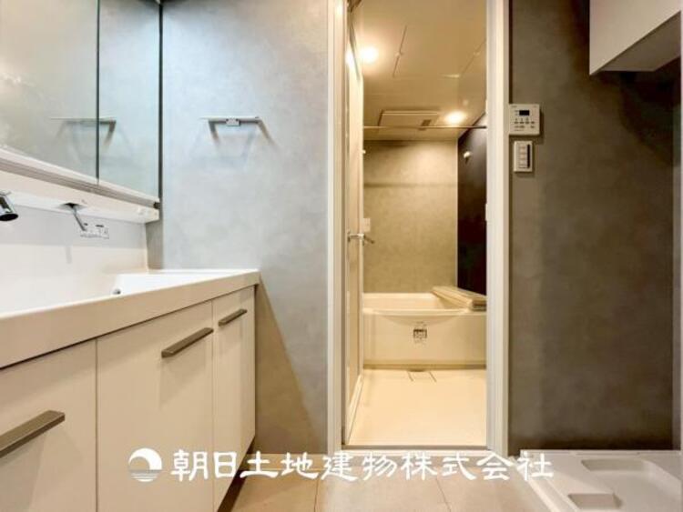 洗面 【洗面化粧台】広々とした洗面台は、日々の身だしなみチェックや歯磨きなど、朝の慌ただしい時間でも心に余裕とゆとりを作ってくれます。今日も１日頑張ろう。そう思える場所でありたいと思っています。