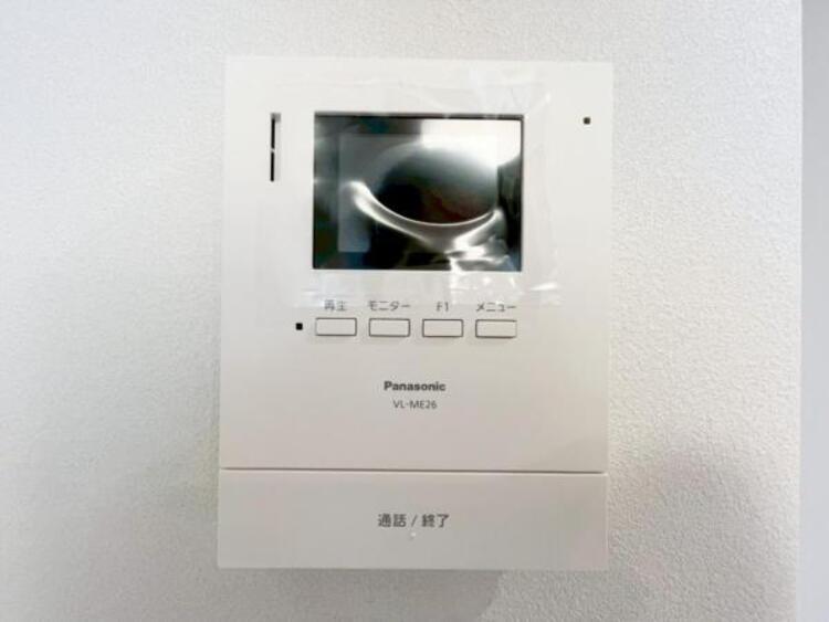 設備 【モニター付きインターホン】訪問者の確認が出来るので、セキュリティ対策にも最適のモニター付きインターホン。