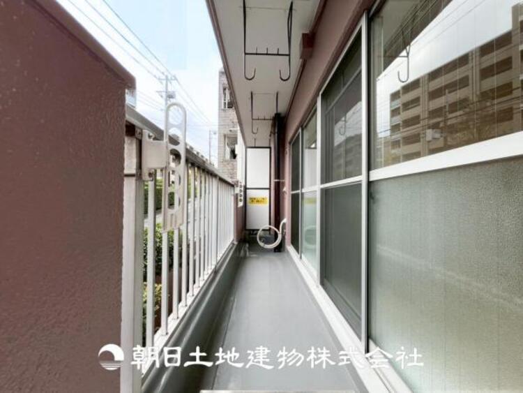 バルコニー 【バルコニー】日々の暮らしの中で当たり前のように光と風を演出してくれるバルコニー、開放的な空間を演出しながら、プライベートも確保してくれる。我が家の自慢のバルコニーです。