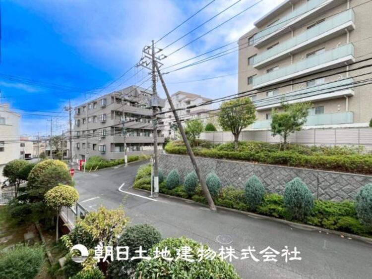 その他 【眺望】目の前に手を伸ばせば、触ることが出来そうな環境が、そのままインテリアになったような印象です。その豊かな眺望にふさわしい空間には、通風・採光にも優れ、心地よい光と風があふれています。