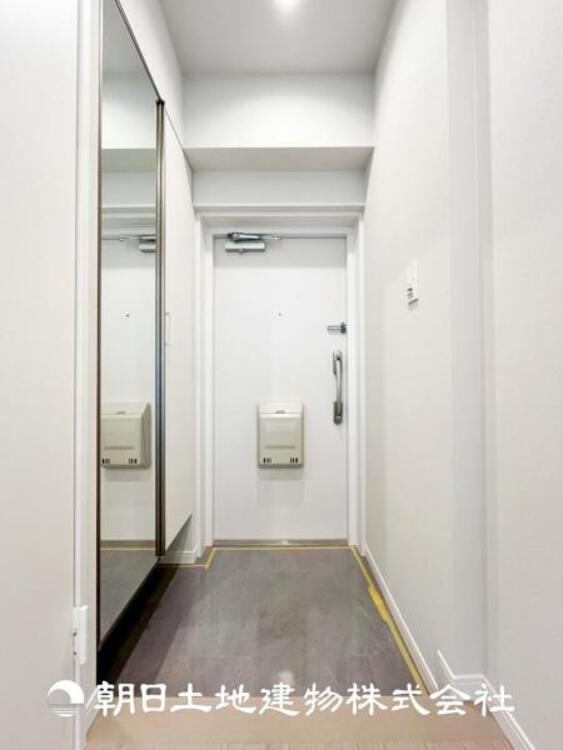 その他 【玄関】家族の帰り、遊びに来る友人、知人を優しく迎え、温もりに満ちた生活空間を予感させる。帰りたい家がここにあります。