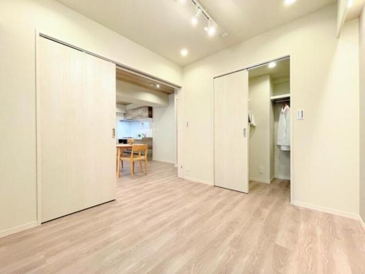 内装 ●〇充分な広さの寝室は、収納スペースもしっかり設けてあります。すっきりと物を片付けることができるので、お部屋の広さを有効活用できます。リビングだけでなく個室の居心地も重要なポイントで陽当たりも良好〇●