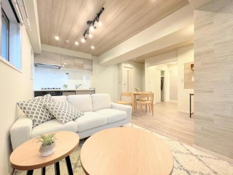 居間 ●〇一日の中で多くの時間を過ごす住まいだからこそ、いつも穏やかな空間であるように心掛けています。構成する建材などへの配慮が、住まう方の健康を守ります。小さなお子様がいるご家庭でも安心です〇●