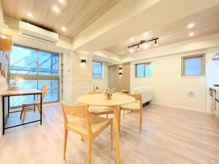 居間 ●〇家族と過ごすひと時を溢れる光が優しく包み込むリビングダイニング。家族とともに心穏やかに過ごすひととき。家族との時間、自分の時間を大切にできる空間がここにあります。LDKで過ごす時間は大事です〇●