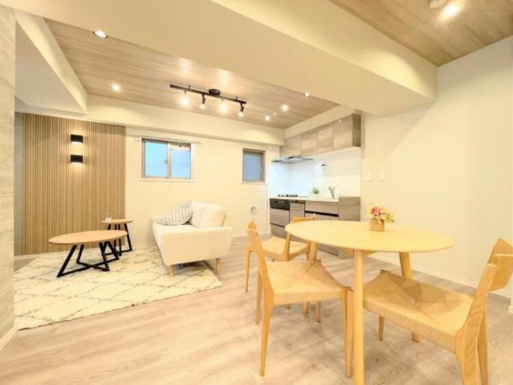 居間 ●〇オープンでのびやかな空間を生み出す、こだわりの広がりとゆとり。家族と過ごす時間を大切にしたい方にぴったりの明るくゆとりある住空間です。南側の窓からの日差しがリビングの中までしっかりと届きます〇●