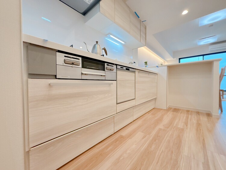 キッチン スマートな意匠と充実の機能を備えたキッチンが、暮らしにおいしい彩りを添えます。