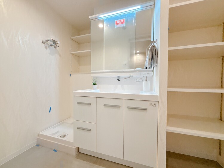 トイレ 何かと物が増える場所だからこそ、スッキリと見映えの良い空間に。