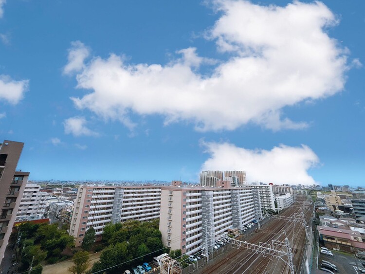 バルコニー 窓を開けると広がる青空。心をリフレッシュして日々を過ごしていきましょう。