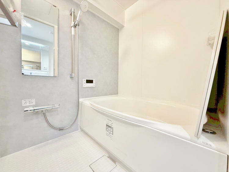 風呂 一日の疲れを癒すバスルームは、心地よいリラックスを叶える清潔感溢れる空間です。