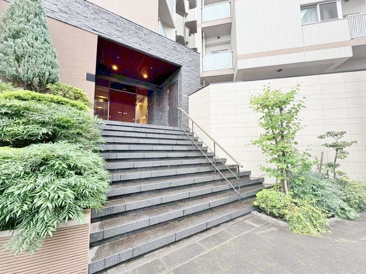 その他 落ち着いた雰囲気の階段。手すりも常設しているので、ゆったりお使いになれます。