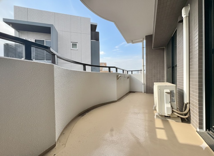 バルコニー 暮らしの中で、光と風を演出してくれるバルコニー。