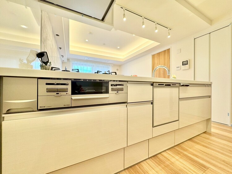 キッチン スマートな意匠と充実の機能を備えたキッチンが、暮らしにおいしい彩りを添えます。