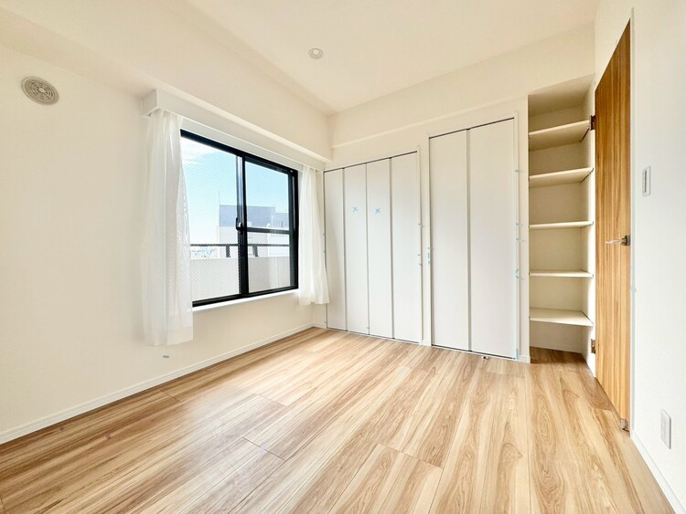 寝室 ベッドも十分に設置するスペースがあります。