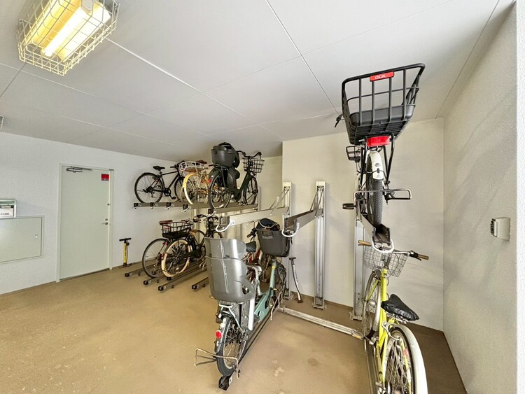 設備 きちんと整備された駐輪場。住む方の心遣いが感じられます。