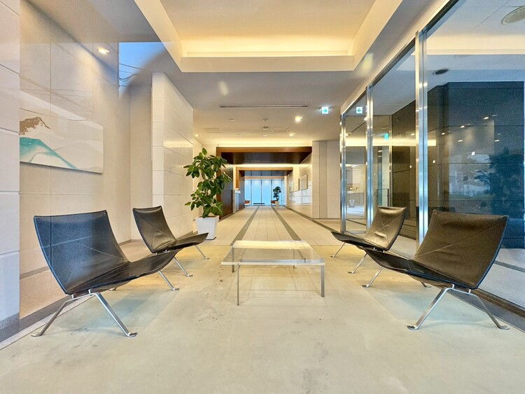 バルコニー エントランス内部は、管理が行き届き清潔な共有スペースとなっています。