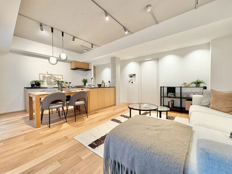 居間 忙しく過ぎゆく日常を置き去るほど、ゆったりした時間が流れるリビング。