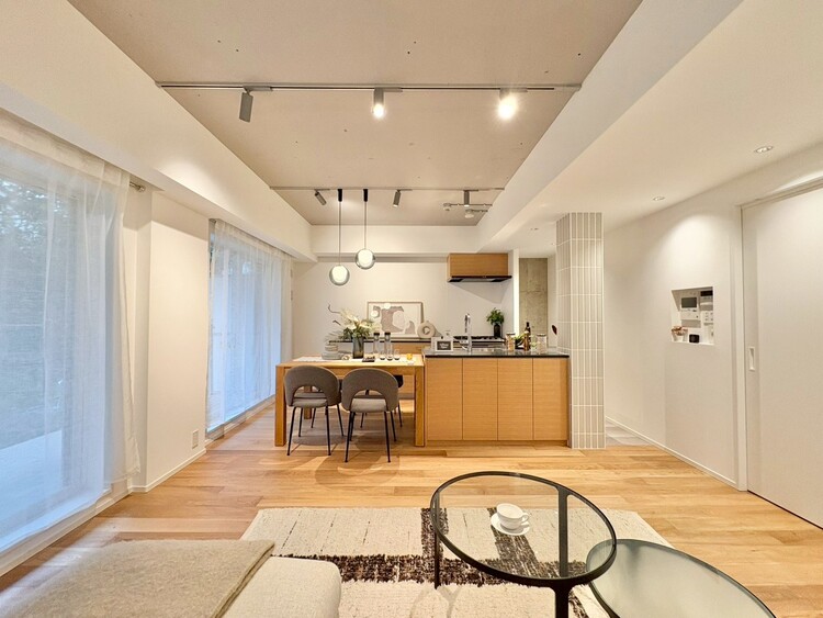 居間 居心地の良い空気感は、暮らしのステージを彩り、心からのやすらぎと満足感を与えてくれます。