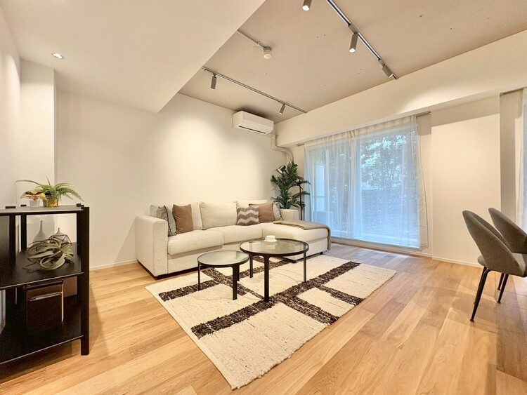 居間 快適に過ごす毎日を求めて、暮らしの中でご自身の「マイホーム」に創り上げてください。