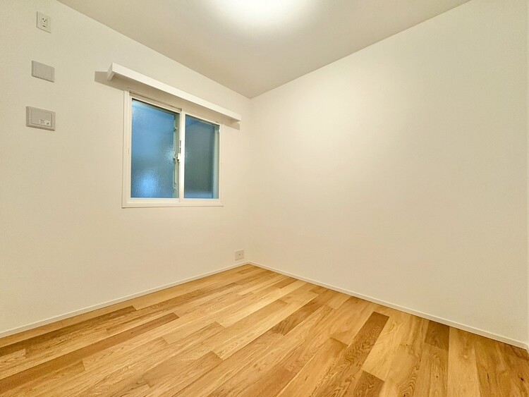 寝室 ベッドも十分に設置するスペースがあります。