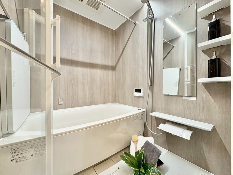 風呂 一日の疲れを癒すバスルームは、心地よいリラックスを叶える清潔感溢れる空間です。