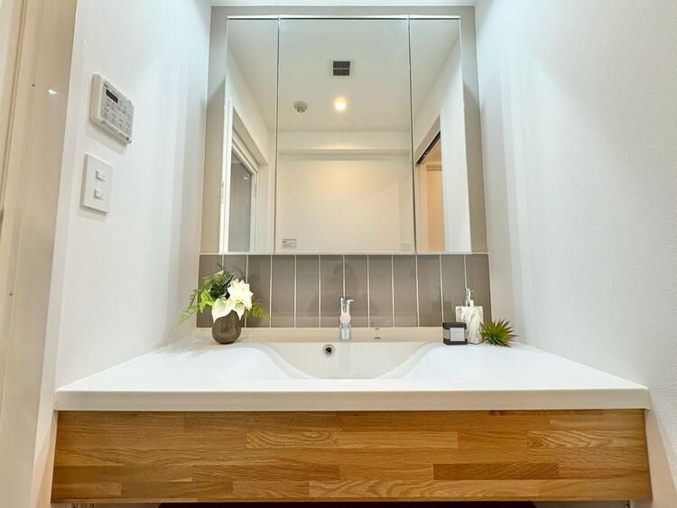 洗面 何かと物が増える場所だからこそ、スッキリと見映えの良い空間に。