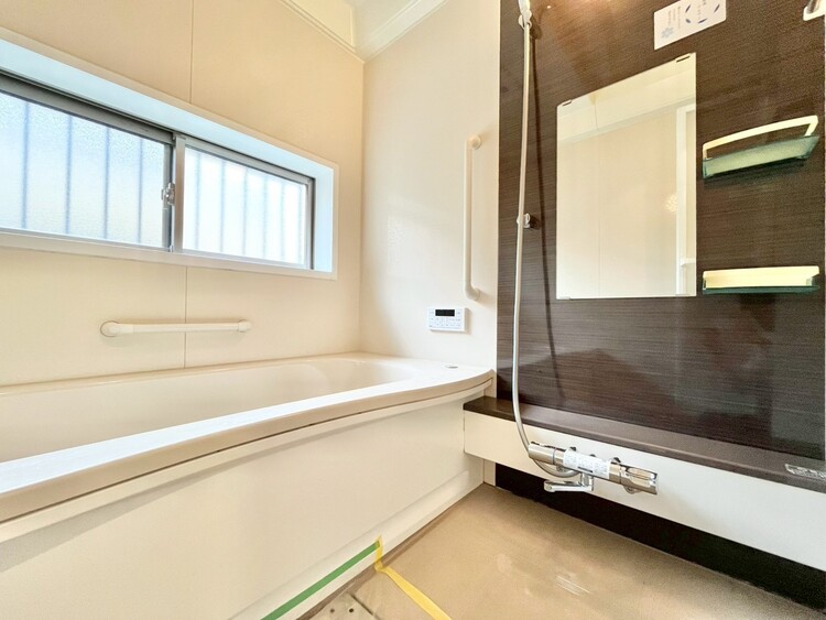 風呂 一日の疲れを癒すバスルームは、心地よいリラックスを叶える清潔感溢れる空間です。