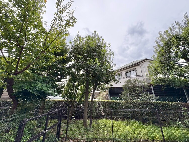 バルコニー 窓を開けると広がる青空。心をリフレッシュして日々を過ごしていきましょう。