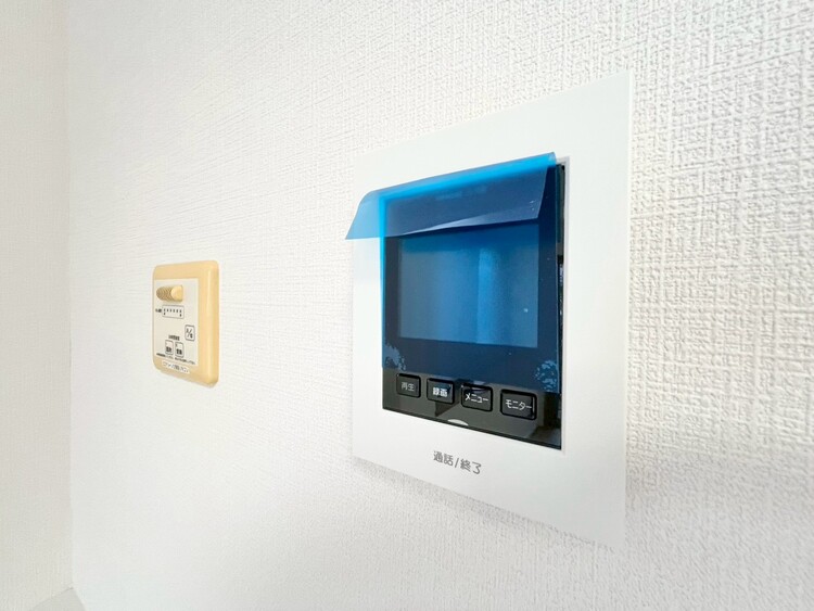 設備 来訪者と通話ができ、モニターで姿が確かめられるインターホンを採用。暮らしの安心感を一層高めます。